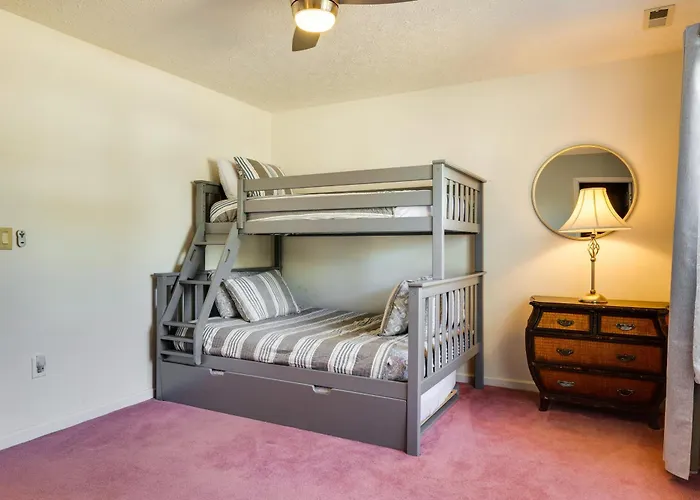 Pine Knoll Shores Getaway - Walk To Beach!